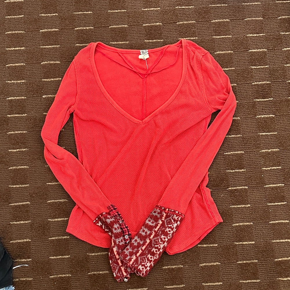 FREE PEOPLE Women’s Red V-Neck Long Sleeve Thermal Top with Patterned Cuffs
